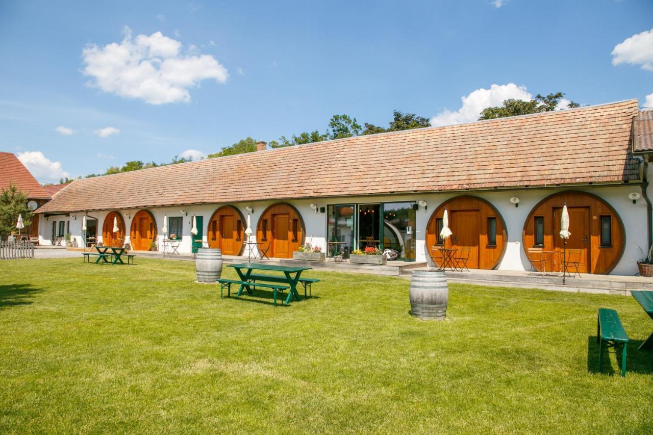 Winzerhof Kuessler - Weinviertel Hotel Stillfried Exterior photo